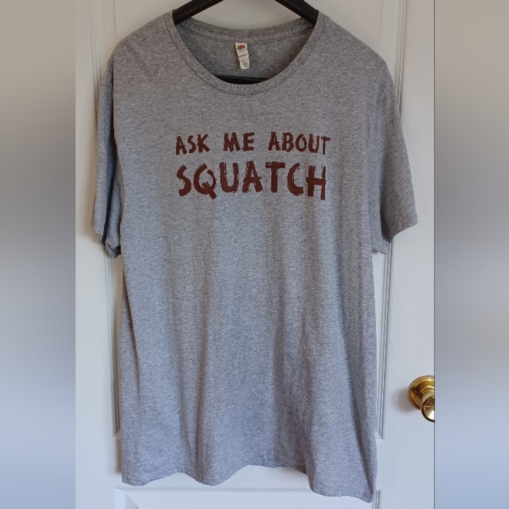 MEN'S LARGE "ASK ME ABOUT SQUATCH" GRAPHIC FLIP FUNNY FRUIT OF THE LOOM T-SHIRT